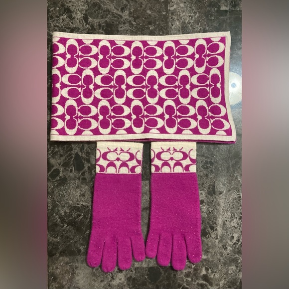Coach scarf and gloves set - Picture 1 of 5